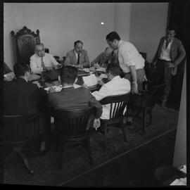 Fotografia "Sede do PTB [reunião com Dr. Bocayuva], [Reportagem?] com Pinheiro Jr" ([Local n/d] , [Data n/d]) [negativo]. / Fotógrafo(a): Adir Méra.  -- ITEM-0007.