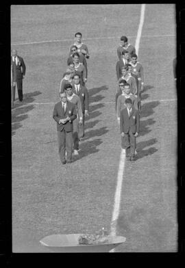 Fotografia "Jogos Campeonato Carioca; 'CAMPEONATO CARIOCA DE 1963' de PROFISSIONAIS (1º Turno) Jogos Vasco x Fluminense (3 x 1) Botafogo x Canto do Rio (3 x 0) America x Madureira (5 x 2) e Olaria x Portuguesa, Reportagem de Esporte" ([Local n/d] , 1963) [negativo]. / Fotógrafo(a): Equipe.  -- ITEM-0171.