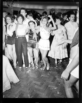 Fotografia "Reportagem sobre o carnaval no dia 31 de dezembro de 1952" ([Local n/d] , 1952) [negativo]. / Fotógrafo(a): Jader Neves.  -- ITEM-0015.