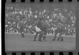 Fotografia "FUTEBOL = 'CAMPEONATO CARIOCA DE PROFISSIONAIS' Jogo Flamengo x Botafogo (3 x 1), America x Portuguesa (2 x 1), Madureira x Bangu (1 x 2), C. Grande x S. Cristovão (1 x 0) e C. Rio x Olaria (1 x 7), Reportagem de Esporte" ([Local n/d] , 1963) [negativo]. / Fotógrafo(a): Equipe.  -- ITEM-0023.