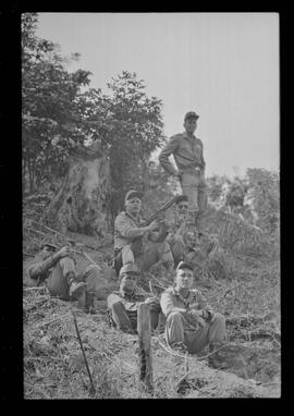 Fotografia "Manobras em Ribeirão das Lages (Paraquedistas: Sobrevivência na Selva operação); 'PARAQUEDISTAS' PARAQUEDISTAS em manobra em Ribeirão das Lages" ([Local n/d] , 1963) [negativo]. / Fotógrafo(a): Méra; Caban.  -- ITEM-0030.