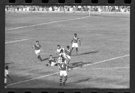 Fotografia "Jogos Campeonato Carioca; 'CAMPEONATO CARIOCA DE 1963' de PROFISSIONAIS (1º Turno) Jogos Vasco x Fluminense (3 x 1) Botafogo x Canto do Rio (3 x 0) America x Madureira (5 x 2) e Olaria x Portuguesa, Reportagem de Esporte" ([Local n/d] , 1963) [negativo]. / Fotógrafo(a): Equipe.  -- ITEM-0115.