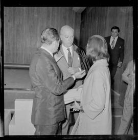 Fotografia "Brasília - Caso Hélio Fernandes, julgamento pró habe corpus [habeas corpus] em Brasília e encontro com sua esposa Sra. Rosinha Fernandes)" ([Local n/d] , 1963) [negativo]. / Fotógrafo(a): Nevilles.  -- ITEM-0004.