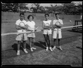 Fotografia "Esporte - Tênis" ([Local n/d] , [Data n/d]) [negativo]. / Fotógrafo(a): Ângelo.  -- ITEM-0003.