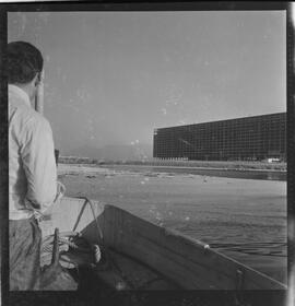 Fotografia "VIÚVA NEGRA'; INSETOS _ 'Viuva Negra (aranha)' - FAB e outras autoridades na Ilha do Governador vão dar caça e exterminar as Aranhas 'Viuvas [Viúvas] Negras'" ([Local n/d] , 1961) [negativo]. / Fotógrafo(a): L. SANTOS.  -- ITEM-0011.