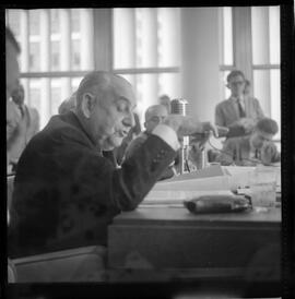 Fotografia "JOÃO LYRA Fº; 'ASSEMBLÉA LEGISLATIVA DA GB.' Ministro João Lyra Filho, na C.P.I. (Depoimento na Comissão de Finançcas da Assembléia Legislativa da GB, com relação a prestação de contas do Governo de Carlos Lacerda)" ([Local n/d] , 1963) [negativo]. / Fotógrafo(a): Rodolpho.  -- ITEM-0004.