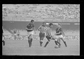 Fotografia "FUTEBOL = 'CAMPEONATO CARIOCA DE PROFISSIONAIS' Jogo Flamengo x Botafogo (3 x 1), America x Portuguesa (2 x 1), Madureira x Bangu (1 x 2), C. Grande x S. Cristovão (1 x 0) e C. Rio x Olaria (1 x 7), Reportagem de Esporte" ([Local n/d] , 1963) [negativo]. / Fotógrafo(a): Equipe.  -- ITEM-0137.