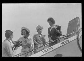 Fotografia "Galeão - Miss B-2, embarcando p/ Europa afim da participação do título de 'miss Mundo'. E outros desembarq. Em companhia de 'Suzana Beatriz e Suzana Mendez Misses, Argentina e Uruguai de 1963. com Tania Maria Franco,'Miss' Paraná de 63); fot. 1 Ministro da Educação do Iraque (direita) e delegado do Malaia; fot. 2 Misses; fot. 3 Pe. polonês Czeslay Czavtovyki, no Galeão; fot. 4 Bené Geraldo Wagner; fot. 5 'Miss Brasil 2', srta. Tania Maria Franco momentos antes de embarcar para os EEUU; fot. 6 As representantes do Brasil (centro) Uruguai (direita) e Argentinos, em flagrante feito no Galeão" ([Local n/d] , 1963) [negativo]. / Fotógrafo(a): Setorista.  -- ITEM-0002.