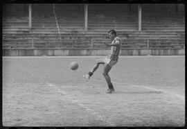 Fotografia "Futebol - R.J. (Equipe do Fluminense, 1952), Seção: Esportes" ([Local n/d] , 1952) [negativo]. / Fotógrafo(a): Equipe.  -- ITEM-0026.