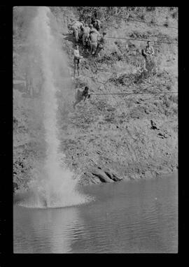 Fotografia "Manobras em Ribeirão das Lages (Paraquedistas: Sobrevivência na Selva operação); 'PARAQUEDISTAS' PARAQUEDISTAS em manobra em Ribeirão das Lages" ([Local n/d] , 1963) [negativo]. / Fotógrafo(a): Méra; Caban.  -- ITEM-0036.