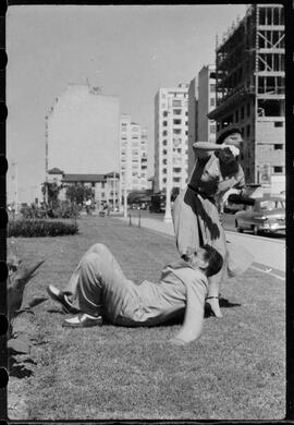 Fotografia "Jiu Jitsu em plena via pública com Carlos Renato , Repórter: Carlos Renato" ([Local n/d] , [Data n/d]) [negativo]. / Fotógrafo(a): Equipe.  -- ITEM-0009.