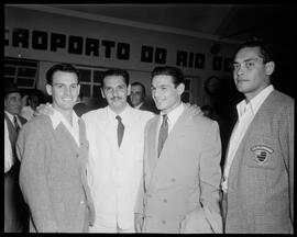 Fotografia "Esporte - Futebol - chegada dos jogadores argentinos" ([Local n/d] , [Data n/d]) [negativo]. / Fotógrafo(a): [Autoria n/d].  -- ITEM-0011.