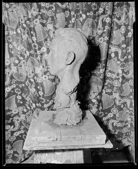 Fotografia "Samuel Wainer no restaurante de 'Última Hora'. Samuel Wainer e Ivo D'Aquino. Busto de Samuel Wainer feito em gesso. Reportagem Geral" ([Local n/d] , [Data n/d]) [negativo]. / Fotógrafo(a): Equipe.  -- ITEM-0002.