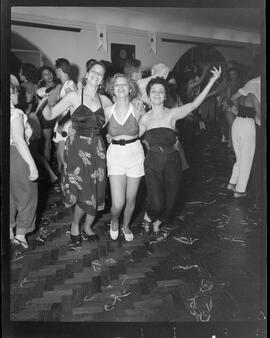 Fotografia "Reportagem sobre o carnaval no dia 31 de dezembro de 1952" ([Local n/d] , 1952) [negativo]. / Fotógrafo(a): Jader Neves.  -- ITEM-0002.