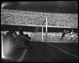 Fotografia "Esporte - Futebol (Vasco x Palmeiras)" ([Local n/d] , [Data n/d]) [negativo]. / Fotógrafo(a): Equipe.  -- ITEM-0002.