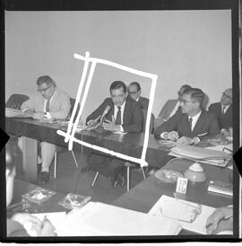 Fotografia "Brasília - depoimento de Helio França na CPI do Ibade [IBAD]; 'CPI DA CÂMARA DOS DEPUTADOS QUE INVESTIGA AÇÃO CORRUPTORA DO IBAD NO PROCESSO ELEITORAL NO BRASIL' Brasília - Depoimento de Helio França na C.P.I. do 'Caso IBAD' em Brasília (Helcio França), Reportagem de Sucursal" ([Local n/d] , 1963) [negativo]. / Fotógrafo(a): Neville; Novelli.  -- ITEM-0003.