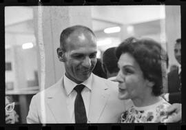 Fotografia "Galeão - embarque de Amarildo e Paulo Amaral, para a Itália" ([Local n/d] , 1963) [negativo]. / Fotógrafo(a): Pedro.  -- ITEM-0006.