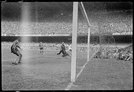 Fotografia "Futebol - R.J. (Campeonato Carioca - Jogo Botafogo x Fluminense), Seção: Esportes" ([Local n/d] , [Data n/d]) [negativo]. / Fotógrafo(a): Equipe.  -- ITEM-0140.