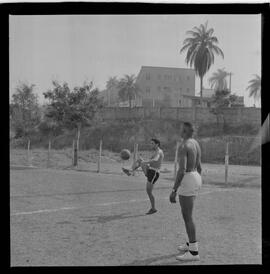 Fotografia "Botafogo F. R.' Garrincha e Quarentinha em treino especial com o preparador físico Adalberto" ([Local n/d] , 1963) [negativo]. / Fotógrafo(a): Democrito.  -- ITEM-0013.