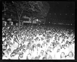 Fotografia "Reportagem sobre o carnaval no dia 31 de dezembro de 1952" ([Local n/d] , 1952) [negativo]. / Fotógrafo(a): Jader Neves.  -- ITEM-0005.