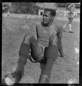 Fotografia "Esporte - Treino do América" ([Local n/d] , [Data n/d]) [negativo]. / Fotógrafo(a): Ângelo.  -- ITEM-0001.