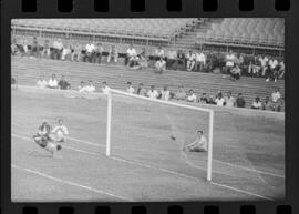 Fotografia "CAPEONATO [CAMPEONATO] CARIOCA DE 1963' (PROFISSIONAIS) (1º Turno) Jogo Famengo [Flamengo] x Campo Grande (5 x 0); Jogo Flamengo e Campo Grande, Reportagem de Esporte" ([Local n/d] , 1963) [negativo]. / Fotógrafo(a): Ribeiro; Demócrito.  -- ITEM-0097.