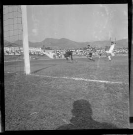 Fotografia "FUTEBOL = 'CAMPEONATO CARIOCA DE PROFISSIONAIS' Jogo Flamengo x Botafogo (3 x 1), America x Portuguesa (2 x 1), Madureira x Bangu (1 x 2), C. Grande x S. Cristovão (1 x 0) e C. Rio x Olaria (1 x 7), Reportagem de Esporte" ([Local n/d] , 1963) [negativo]. / Fotógrafo(a): Equipe.  -- ITEM-0354.