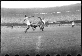 Fotografia "Futebol - R.J. (Campeonato Carioca - Jogo Botafogo x Fluminense), Seção: Esportes" ([Local n/d] , [Data n/d]) [negativo]. / Fotógrafo(a): Equipe.  -- ITEM-0129.