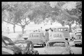 Fotografia "Yate Club - Deputados Estaduais para Ilha de Brocoio; CLUBE IATE = EMBARQUE DE ALGUNS PARLAMENTARES CONVIDADOS DE CARLOS LACERDA PARA ILA [ILHA] DE BROCOIO" ([Local n/d] , 1961) [negativo]. / Fotógrafo(a): Melo.  -- ITEM-0010.