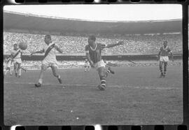 Fotografia "Jogos Campeonato Carioca; 'CAMPEONATO CARIOCA DE 1963' de PROFISSIONAIS (1º Turno) Jogos Vasco x Fluminense (3 x 1) Botafogo x Canto do Rio (3 x 0) America x Madureira (5 x 2) e Olaria x Portuguesa, Reportagem de Esporte" ([Local n/d] , 1963) [negativo]. / Fotógrafo(a): Equipe.  -- ITEM-0157.