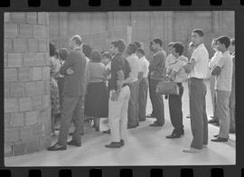 Fotografia "Concentração do Vasco da Gama e Fluminense, Reportagem de Esporte" ([Local n/d] , 1963) [negativo]. / Fotógrafo(a): Demócrito.  -- ITEM-0008.