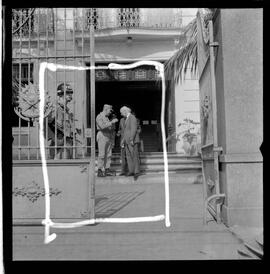 Fotografia "Helio Fernandes na P.E. (Chegada dos advogados, Prado Keli e Prudente de Morais Neto e o presidente do inquérito militar o Gal. Crisanto Figueiredo de Miranda" ([Local n/d] , 1963) [negativo]. / Fotógrafo(a): Rodolfo.  -- ITEM-0003.