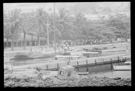 Fotografia "Yate Club - Deputados Estaduais para Ilha de Brocoio; CLUBE IATE = EMBARQUE DE ALGUNS PARLAMENTARES CONVIDADOS DE CARLOS LACERDA PARA ILA [ILHA] DE BROCOIO" ([Local n/d] , 1961) [negativo]. / Fotógrafo(a): Melo.  -- ITEM-0012.