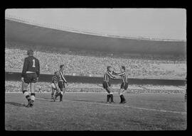 Fotografia "FUTEBOL = 'CAMPEONATO CARIOCA DE PROFISSIONAIS' Jogo Flamengo x Botafogo (3 x 1), America x Portuguesa (2 x 1), Madureira x Bangu (1 x 2), C. Grande x S. Cristovão (1 x 0) e C. Rio x Olaria (1 x 7), Reportagem de Esporte" ([Local n/d] , 1963) [negativo]. / Fotógrafo(a): Equipe.  -- ITEM-0237.