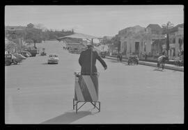 Fotografia "Rep. pelo SUL DO BRASIL (ESPECIAL); 'REPORTAGEM ESPECIAL DE 'UH' 'CONTRABANDO DE ARMAS, Em S. PAULO, SANTA CATARINA, RIO GRANDE DO SUL ETC...' Reportagem feita pela equipe de 'UH'), Reportagem de Amado Ribeiro" ([Local n/d] , 1963) [negativo]. / Fotógrafo(a): Paulo Reis.  -- ITEM-0023.