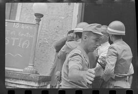 Fotografia "Conflitos' Violência Polícial no Sindicato dos Têxteis (Deputado Hercules Correia preso por defender as reformas de bases), Reportagem de Oscar Cardoso" ([Local n/d] , 1963) [negativo]. / Fotógrafo(a): Luiz Santos; Alvaro.  -- ITEM-0003.