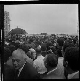 Fotografia "Carlos Lacerda - chegando de Porto Alegre; Chegada de Carlos Lacerda, Reportagem de Caban" ([Local n/d] , 1963) [negativo]. / Fotógrafo(a): Ribeiro.  -- ITEM-0004.