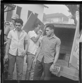 Fotografia "Blitz' na Favela do Esqueleto c/ Broxado; 'BATIDAS POLICIAIS' 'Blitz', na Favela do Esqueleto contra os moradores, Reportagem de Broxada" ([Local n/d] , 1963) [negativo]. / Fotógrafo(a): Ferreira.  -- ITEM-0010.