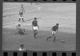 Fotografia "FUTEBOL = 'CAMPEONATO CARIOCA DE PROFISSIONAIS' Jogo Flamengo x Botafogo (3 x 1), America x Portuguesa (2 x 1), Madureira x Bangu (1 x 2), C. Grande x S. Cristovão (1 x 0) e C. Rio x Olaria (1 x 7), Reportagem de Esporte" ([Local n/d] , 1963) [negativo]. / Fotógrafo(a): Equipe.  -- ITEM-0102.