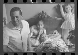 Fotografia "DESAPARECIMENTO DO MÉDICO NO PICO DE PAPAGAIO Família perdida na mata (Dr. Newto Batista dos Santos, que estava desaparecido com seus filhos Caio Cesar e Lia Lucia no Pico de Papagaio)" ([Local n/d] , 1963) [negativo]. / Fotógrafo(a): Adyr; Rodolpho.  -- ITEM-0002.