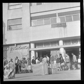 Fotografia "Abastecimento' 'Leite' Rep. s 'Leite' (Reportagem com a falta de leite), Reportagem de Carlos Areias" ([Local n/d] , 1963) [negativo]. / Fotógrafo(a): Ferreira.  -- ITEM-0003.