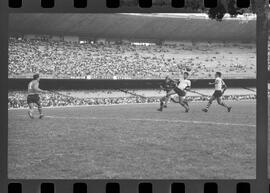 Fotografia "CAPEONATO [CAMPEONATO] CARIOCA DE 1963' (PROFISSIONAIS) (1º Turno) Jogo Famengo [Flamengo] x Campo Grande (5 x 0); Jogo Flamengo e Campo Grande, Reportagem de Esporte" ([Local n/d] , 1963) [negativo]. / Fotógrafo(a): Ribeiro; Demócrito.  -- ITEM-0056.