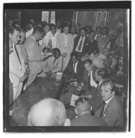 Fotografia "- PAL. LARANJEIRAS - JANGO; GOULART;; Jango. presidente recebe diversos comissões" ([Local n/d] , 1962) [negativo]. / Fotógrafo(a): Ferreira.  -- ITEM-0005.