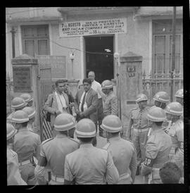 Fotografia "Conflitos' Violência Polícial no Sindicato dos Têxteis (Deputado Hercules Correia preso por defender as reformas de bases), Reportagem de Oscar Cardoso" ([Local n/d] , 1963) [negativo]. / Fotógrafo(a): Luiz Santos; Alvaro.  -- ITEM-0010.