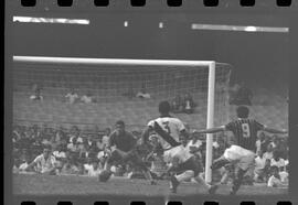 Fotografia "Jogos Campeonato Carioca; 'CAMPEONATO CARIOCA DE 1963' de PROFISSIONAIS (1º Turno) Jogos Vasco x Fluminense (3 x 1) Botafogo x Canto do Rio (3 x 0) America x Madureira (5 x 2) e Olaria x Portuguesa, Reportagem de Esporte" ([Local n/d] , 1963) [negativo]. / Fotógrafo(a): Equipe.  -- ITEM-0028.