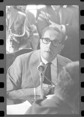 Fotografia "CPI [QUE] INVESTIGA ORGANISMO DE PRESSÃO AO CONGRESSO' C.P.I. Depoimento de Carlos Lacerda, Reportagem de Nelson Silva" ([Local n/d] , 1963) [negativo]. / Fotógrafo(a): Paulo Reis.  -- ITEM-0010.