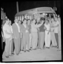 Fotografia "C/ Mattos Incêndio na Favela do Morro da entrada do Tunel Novo; 'INCÊNDIOS' Incêndio na Favela do Túnel novo de Copacabana" ([Local n/d] , 1963) [negativo]. / Fotógrafo(a): Roberto.  -- ITEM-0004.