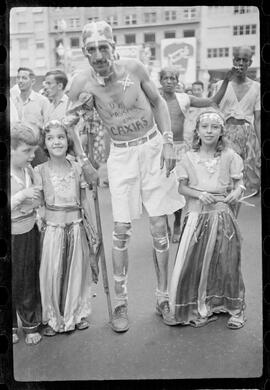 Fotografia "Carnaval - R.J. (aspectos gerais) 1952" ([Local n/d] , 1952) [negativo]. / Fotógrafo(a): Equipe.  -- ITEM-0014.