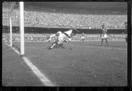 Fotografia "Jogos Campeonato Carioca; 'CAMPEONATO CARIOCA DE 1963' de PROFISSIONAIS (1º Turno) Jogos Vasco x Fluminense (3 x 1) Botafogo x Canto do Rio (3 x 0) America x Madureira (5 x 2) e Olaria x Portuguesa, Reportagem de Esporte" ([Local n/d] , 1963) [negativo]. / Fotógrafo(a): Equipe.  -- ITEM-0138.