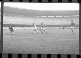 Fotografia "FLUMINENSE X BONSUCESSO; 'CAPEONATO [CAMPEONATO] CARIOCA DE FUTEBOL PROFISSIONAIS' Jogo no Maracanã - Fluminense x Bonsucesso (3x0), sendo que este jogo foi anulado devido a irregularidade havida), Reportagem de Esporte" ([Local n/d] , 1963) [negativo]. / Fotógrafo(a): Demócrito; Ribeiro.  -- ITEM-0066.